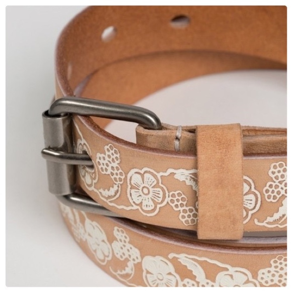 Embossed Flower & Leaf Low Waist Leather Belt - Picture 4 of 10